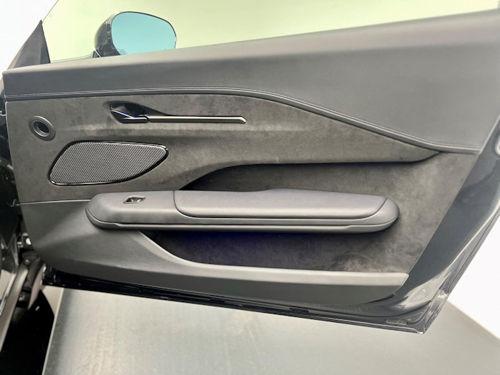 Vehicle image ASTON MARTIN V12 Vantage