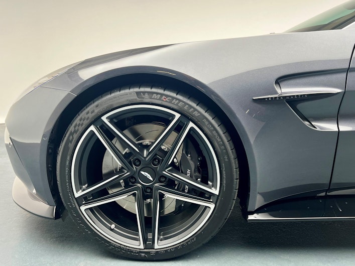 Vehicle image ASTON MARTIN V12 Vantage