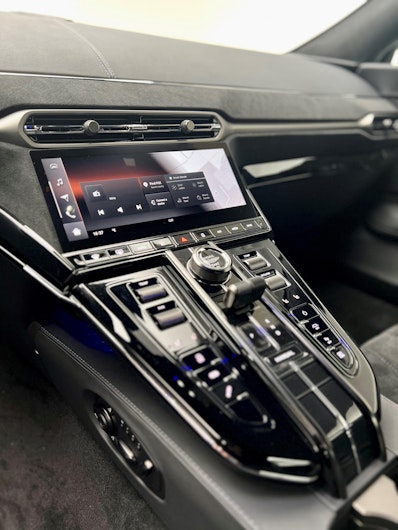 Vehicle image ASTON MARTIN V12 Vantage