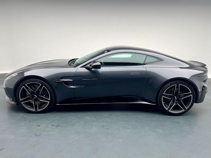 Vehicle image ASTON MARTIN V12 Vantage