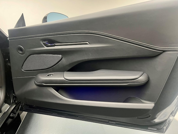 Vehicle image ASTON MARTIN V12 Vantage