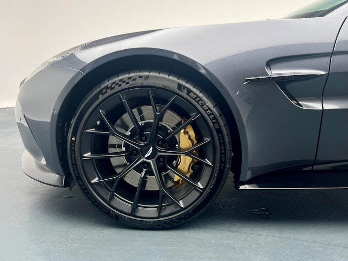Vehicle image ASTON MARTIN V12 Vantage