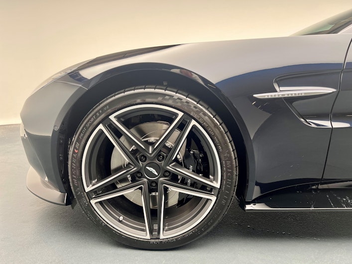 Vehicle image ASTON MARTIN V12 Vantage