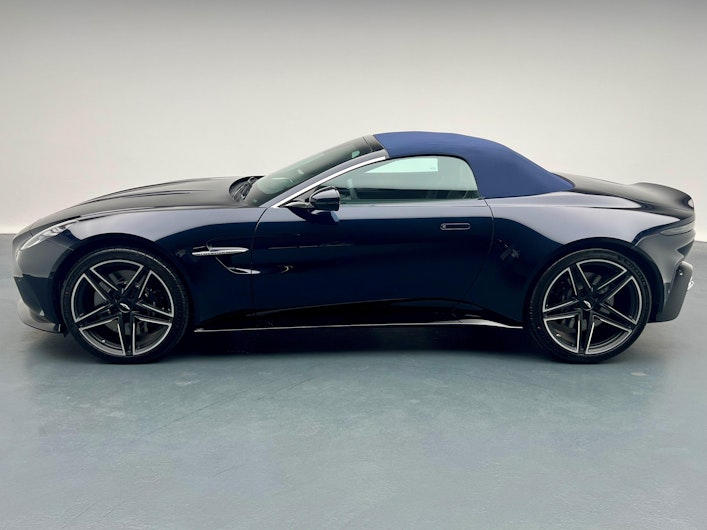 Vehicle image ASTON MARTIN V12 Vantage