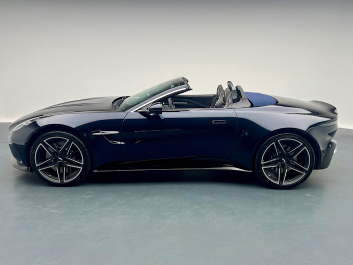 Vehicle image ASTON MARTIN V12 Vantage
