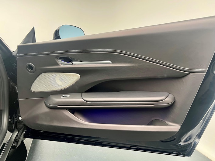 Vehicle image ASTON MARTIN V12 Vantage