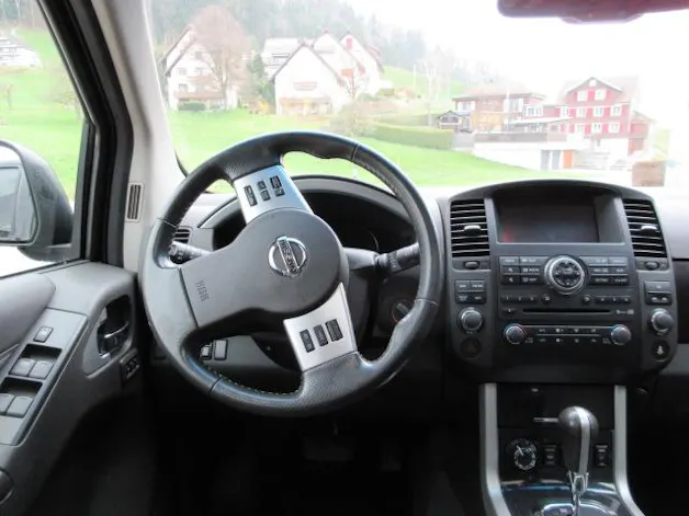 Nissan Pathfinder 3.0 V6 dCi LE