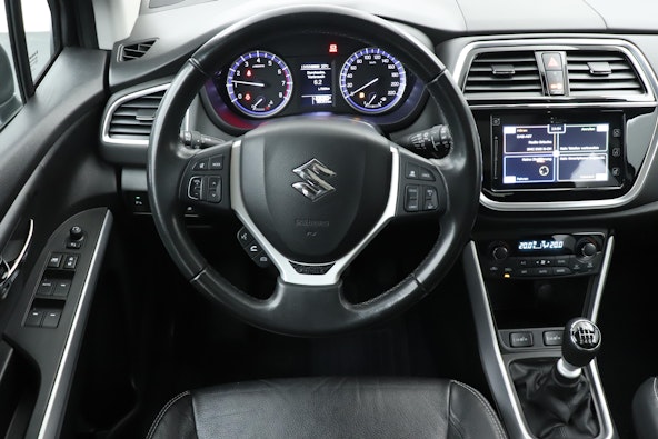 Vehicle image 4