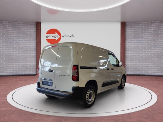 Vehicle image 4 Vehicle image 4