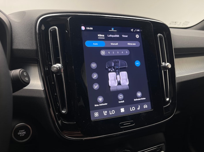 Vehicle image VOLVO XC40