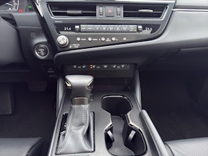 Vehicle image LEXUS ES 300h Excellence