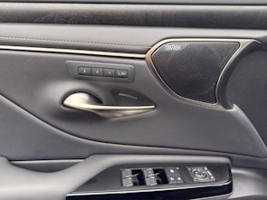 Vehicle image LEXUS ES 300h Excellence