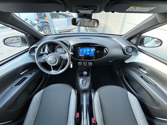 Vehicle image 6