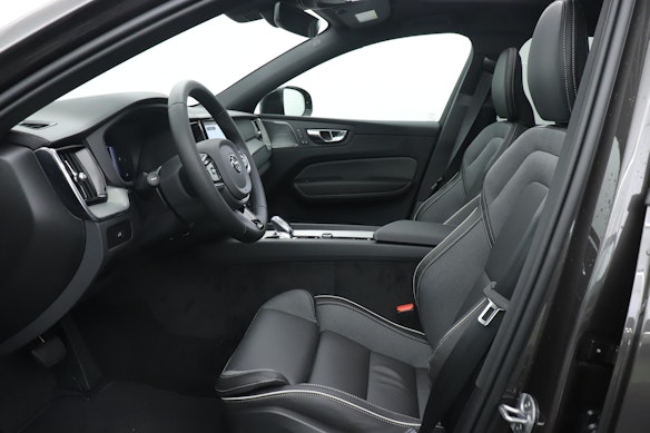 VOLVO XC60 2.0 B5 MH Ultra Dark AWD 2
