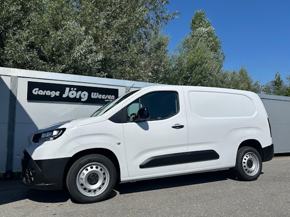 First vehicle image