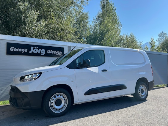 First vehicle image