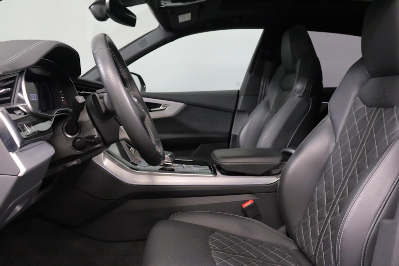 Vehicle image AUDI Q8