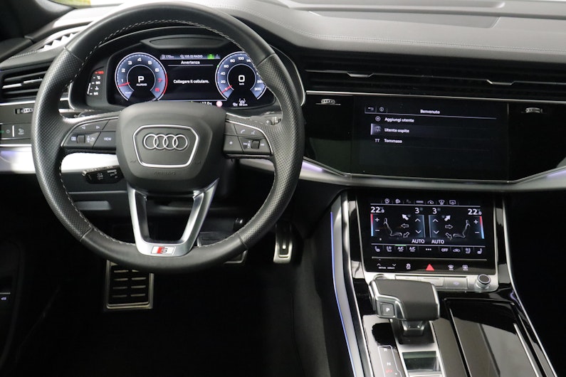 Vehicle image AUDI Q8