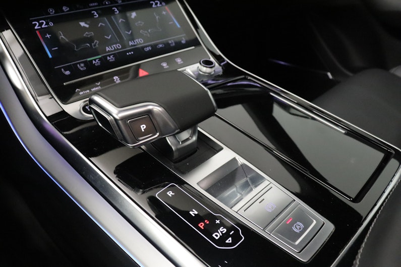 Vehicle image AUDI Q8