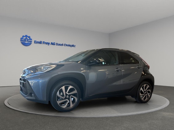First vehicle image