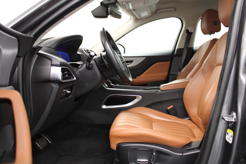 Vehicle image JAGUAR F-PACE