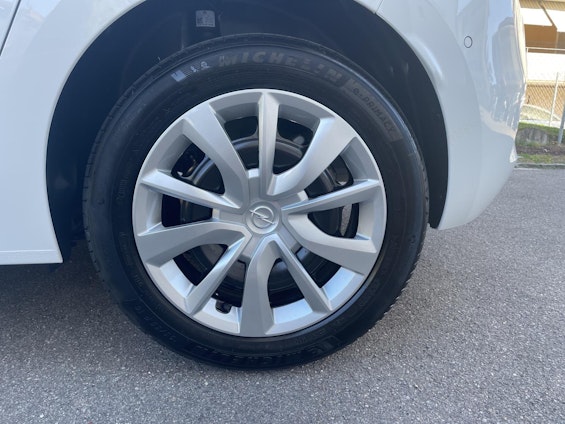 Vehicle image 32 Vehicle image 32