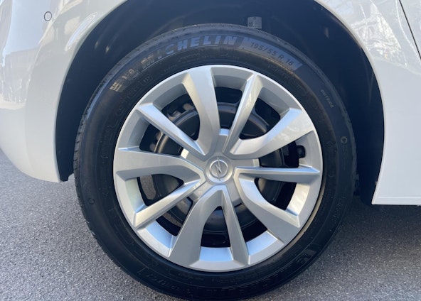 Vehicle image 16 Vehicle image 16