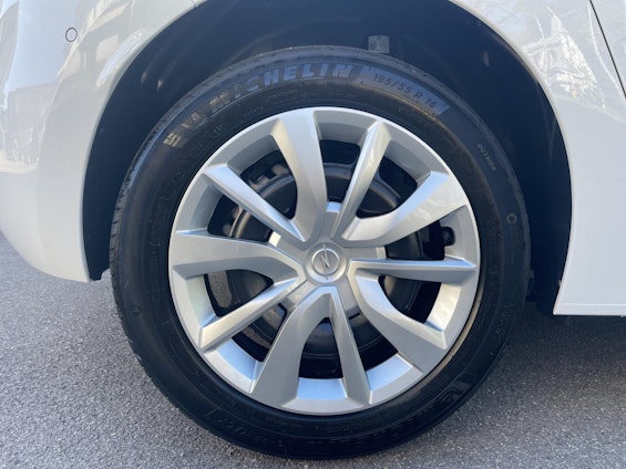 Vehicle image 33 Vehicle image 33