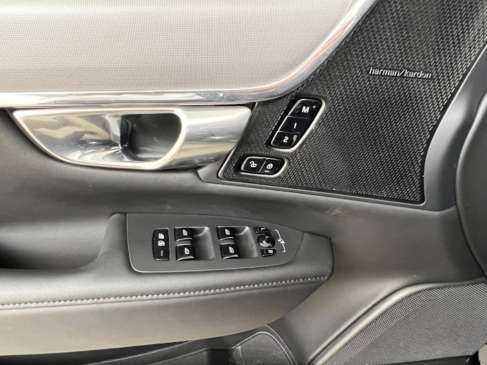 Vehicle image VOLVO V90