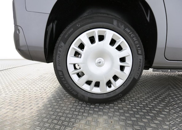 Vehicle image 4 Vehicle image 4