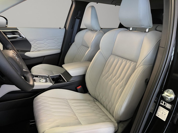 Vehicle image MITSUBISHI OUTLANDER