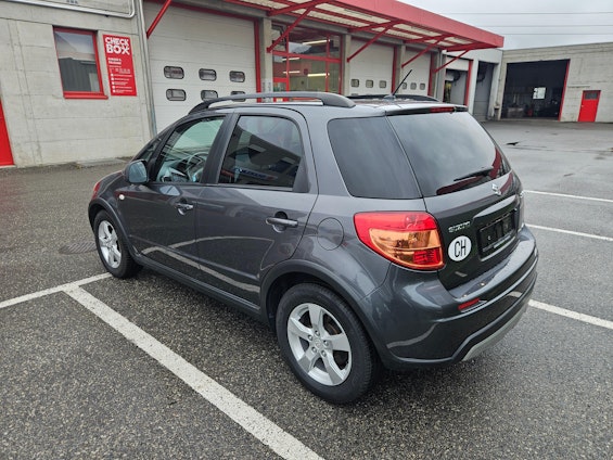 Vehicle image 13