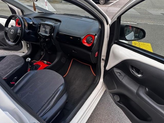 Vehicle image 18