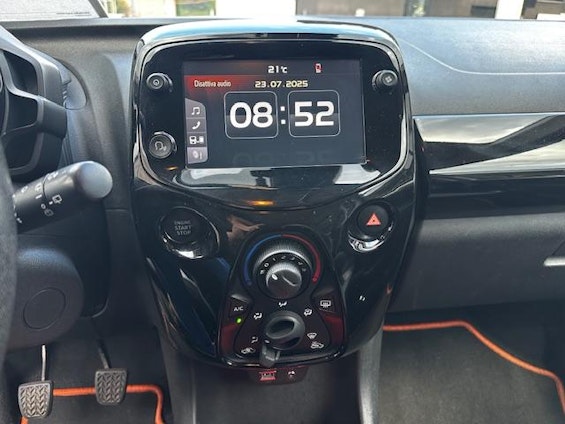 Vehicle image 14