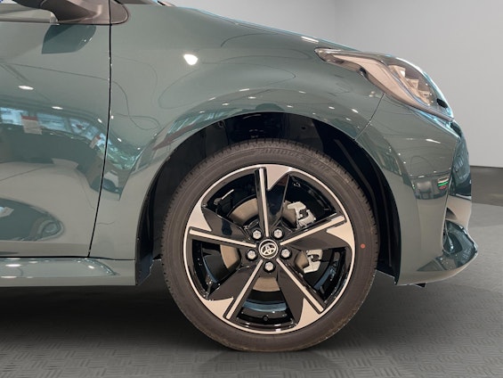 Vehicle image 12