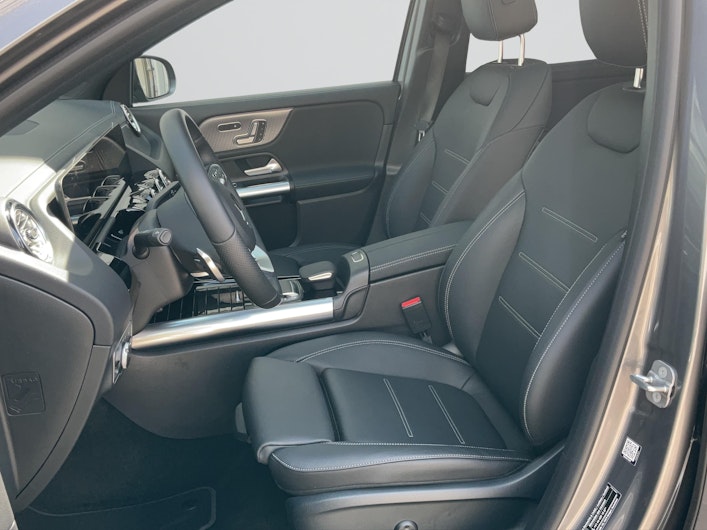 Vehicle image MERCEDES-BENZ EQA 300