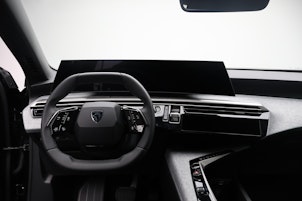 Vehicle image PEUGEOT 5008 1.2 Hybrid Allure Premium