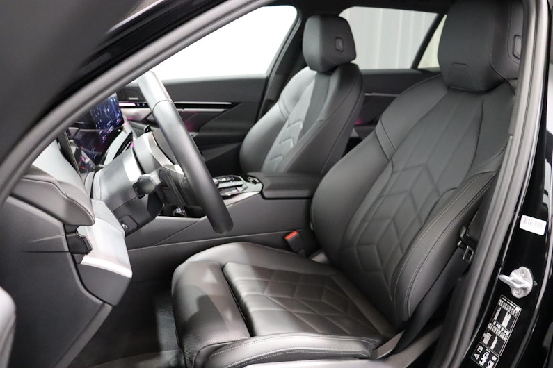 Vehicle image BMW 5 SERIES