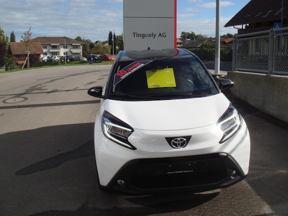 First vehicle image