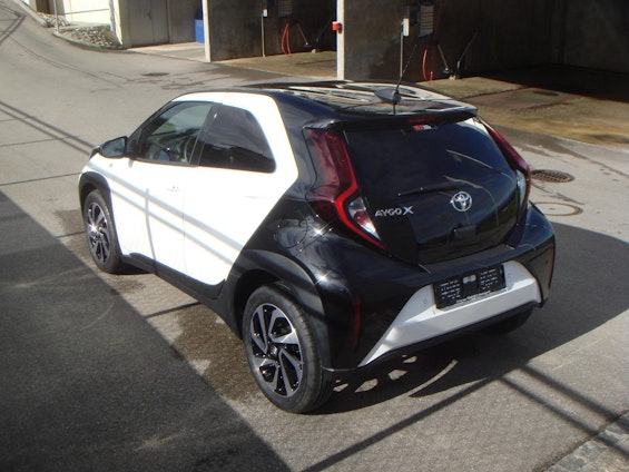 Vehicle image 16