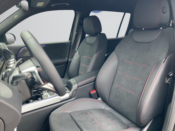 Vehicle image MERCEDES-BENZ GLB 220