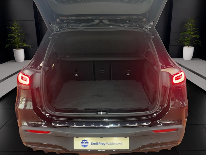 Vehicle image MERCEDES-BENZ EQA 300