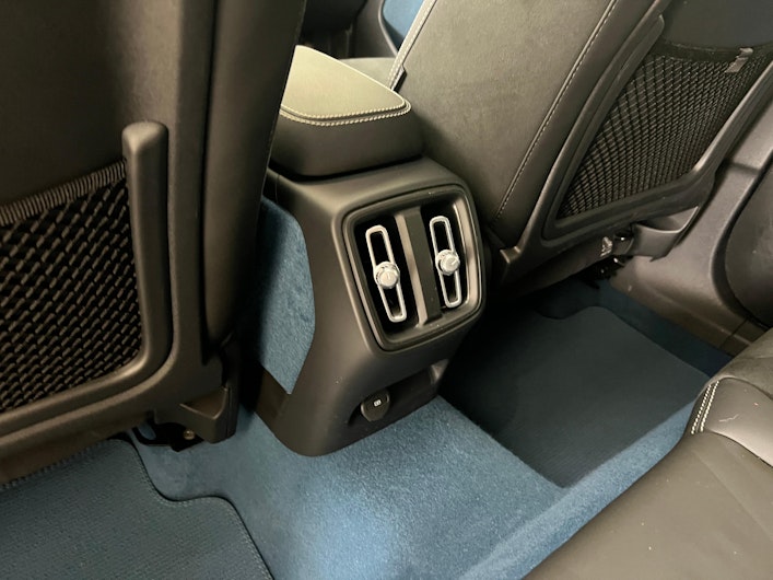 Vehicle image VOLVO C40