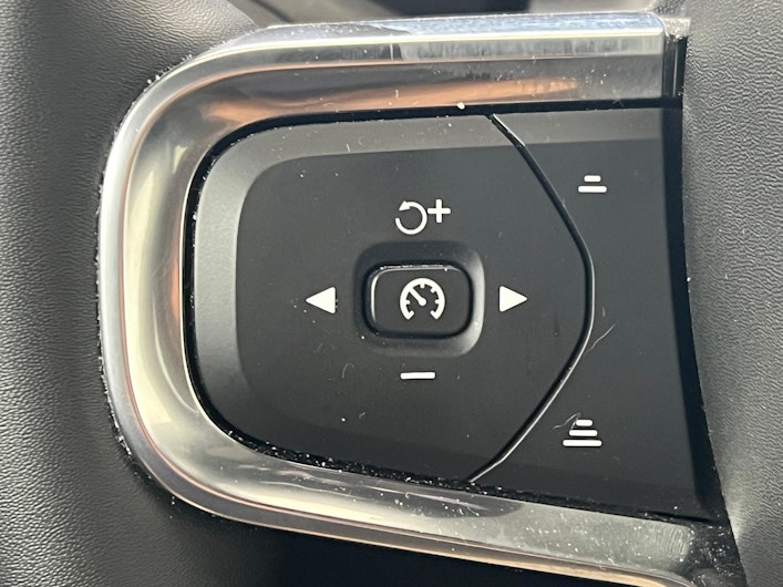 Vehicle image VOLVO C40