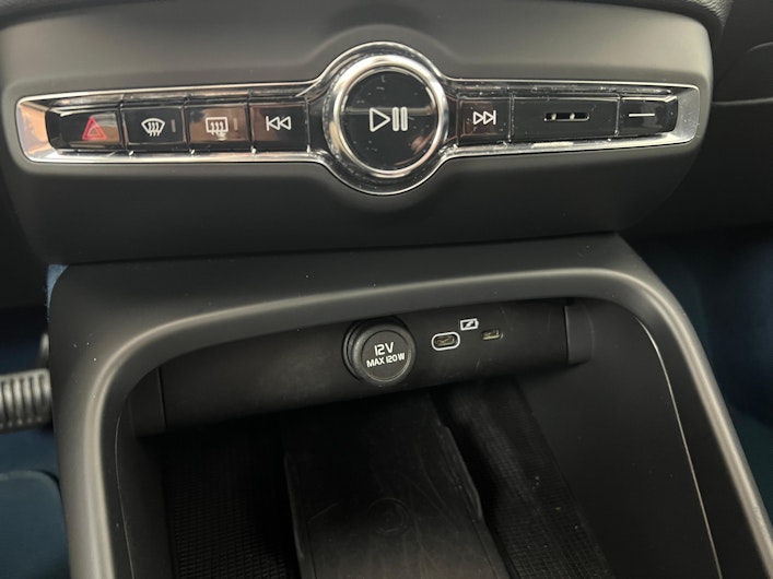 Vehicle image VOLVO C40