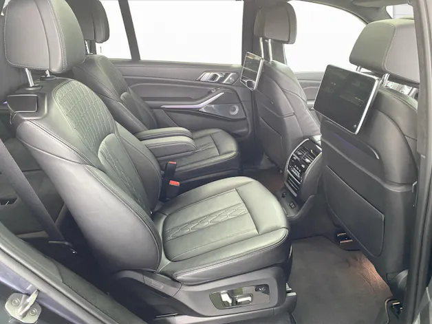 BMW X7 M50i