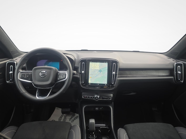 Vehicle image VOLVO C40