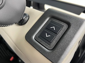 Vehicle image LAND ROVER Discovery 3.0 D I6 300 Metropolitan Edition