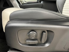 Vehicle image LAND ROVER Discovery 3.0 D I6 300 Metropolitan Edition