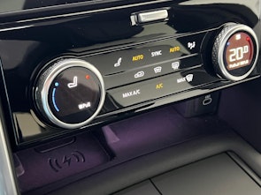 Vehicle image LAND ROVER Discovery 3.0 D I6 300 Metropolitan Edition